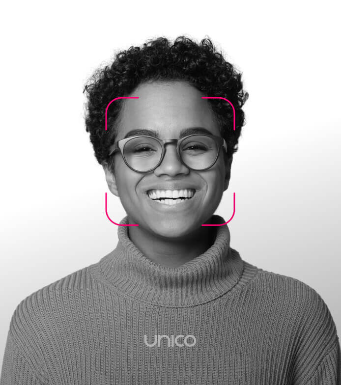image of a smiling woman, representing the Unico case
